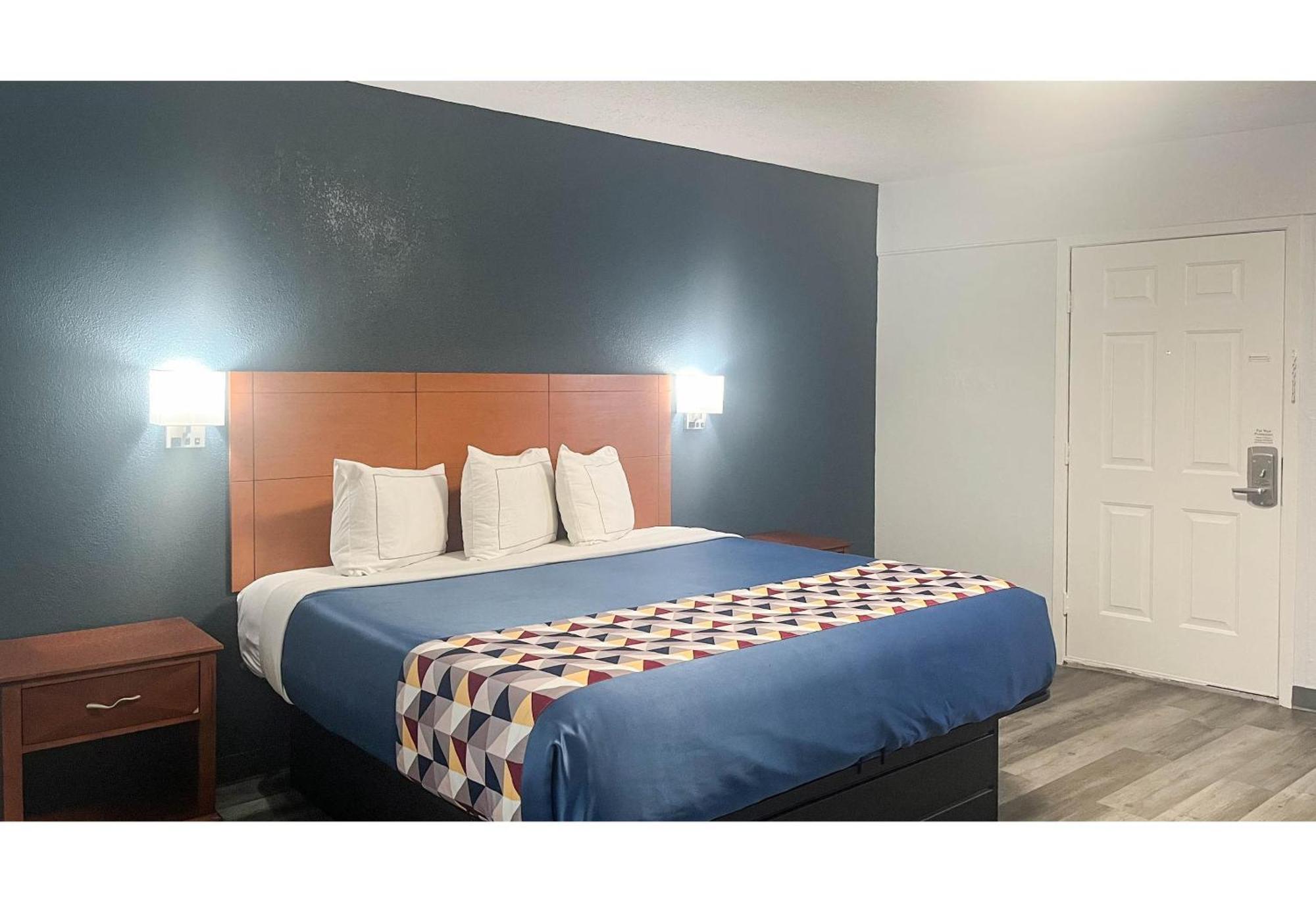 1 King Bed | Non-Smoking Micfridge