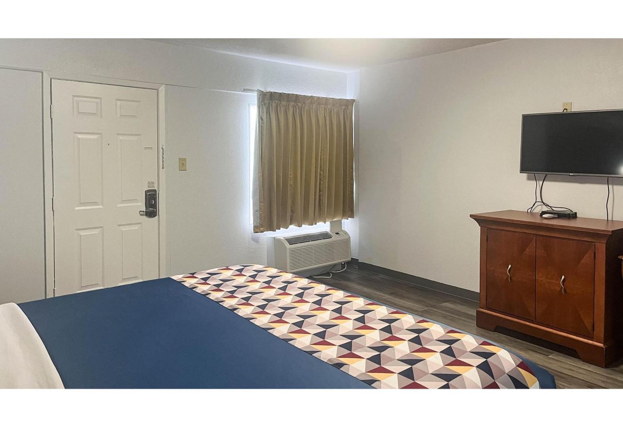 1 King Bed | Non-Smoking Micfridge