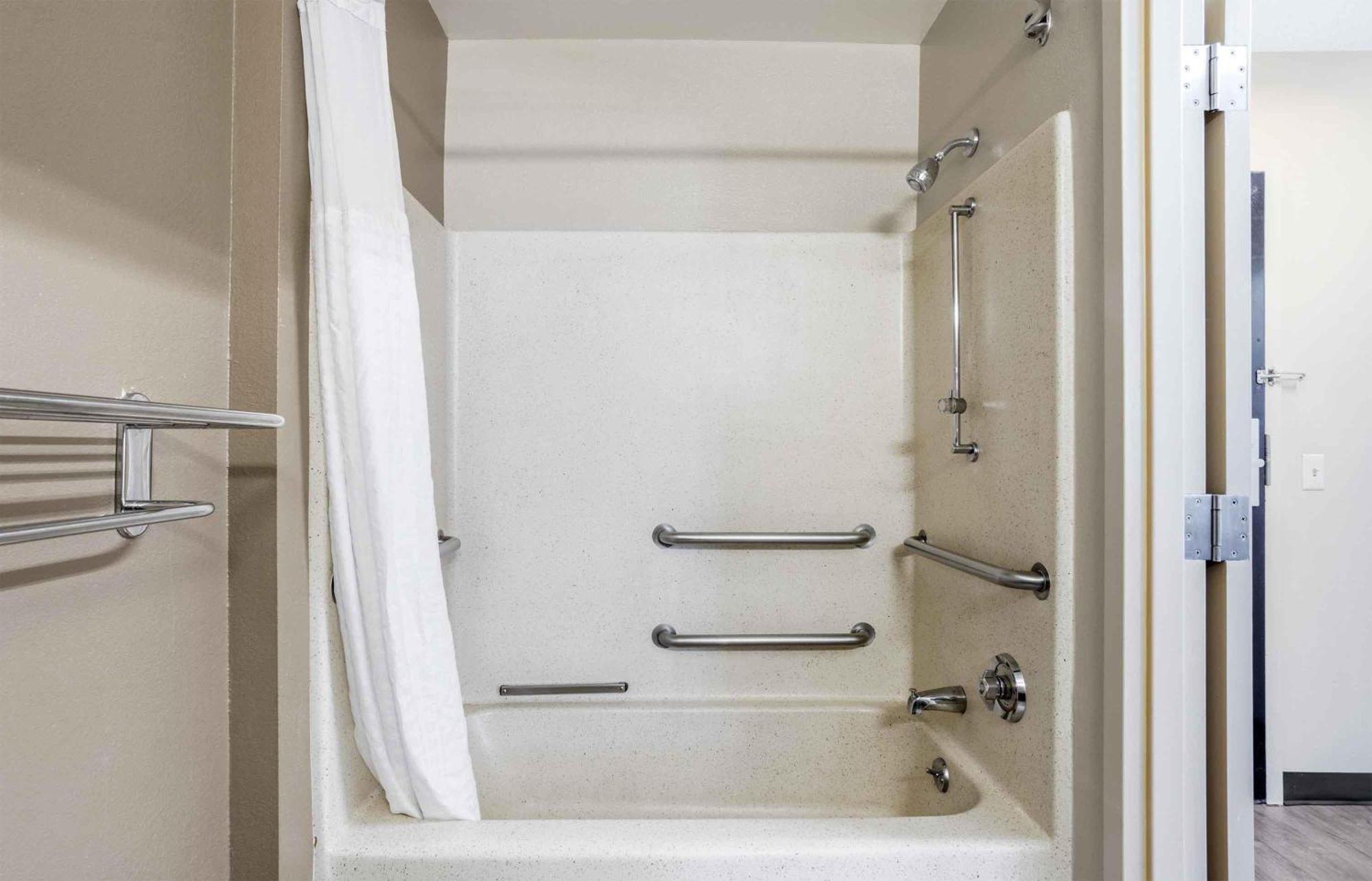 Queen studio 1 Queen Bed Disability Access or Non-Smoking