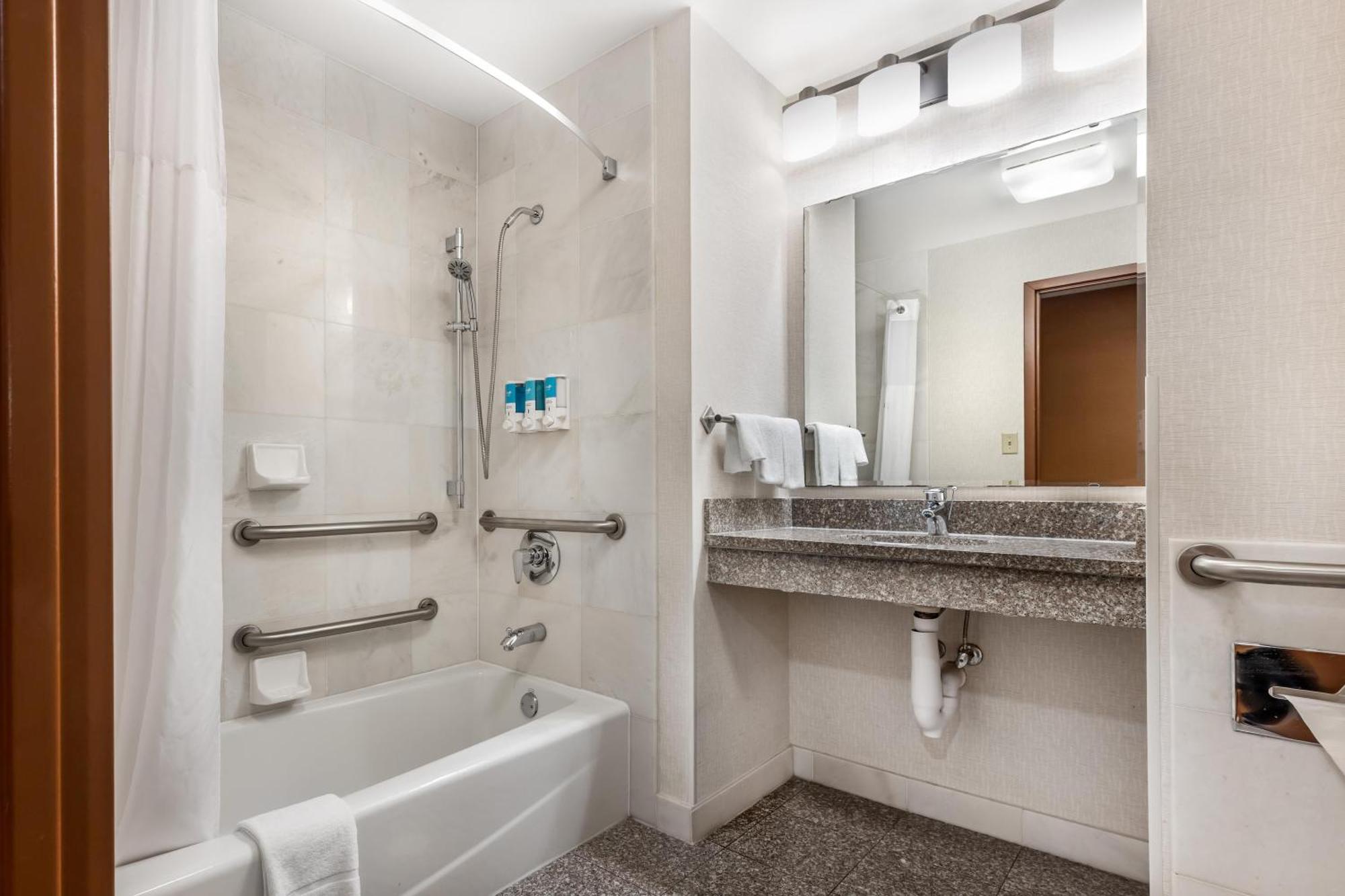 Deluxe Queen Room Two Queen Beds Accessible Tub