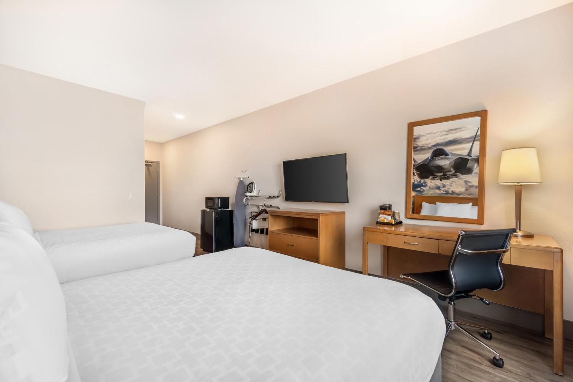 Quadruple Room Two Queen Beds Tub Disability Access or Non Smoking