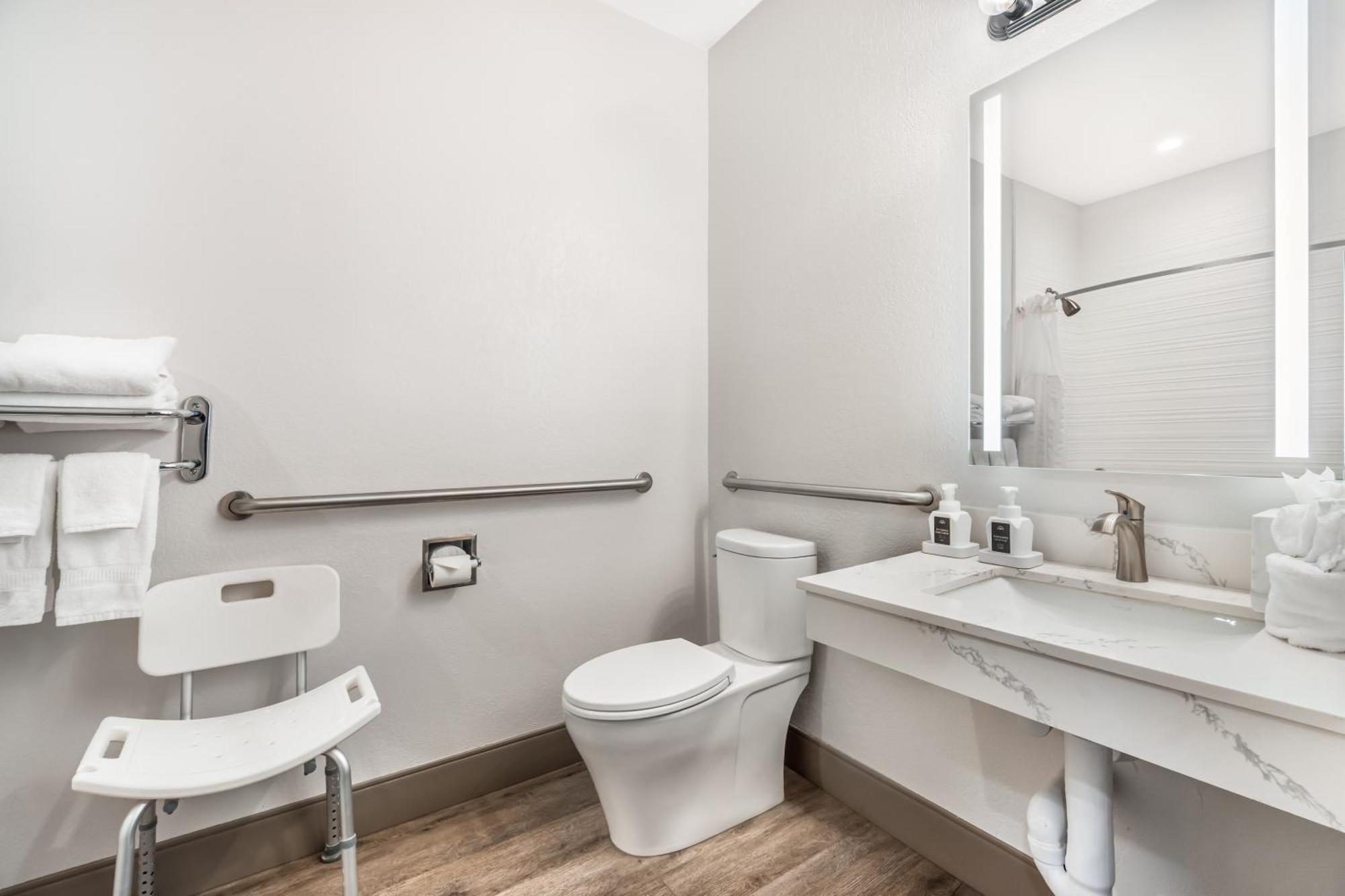 Quadruple Room Two Queen Beds Tub Disability Access or Non Smoking
