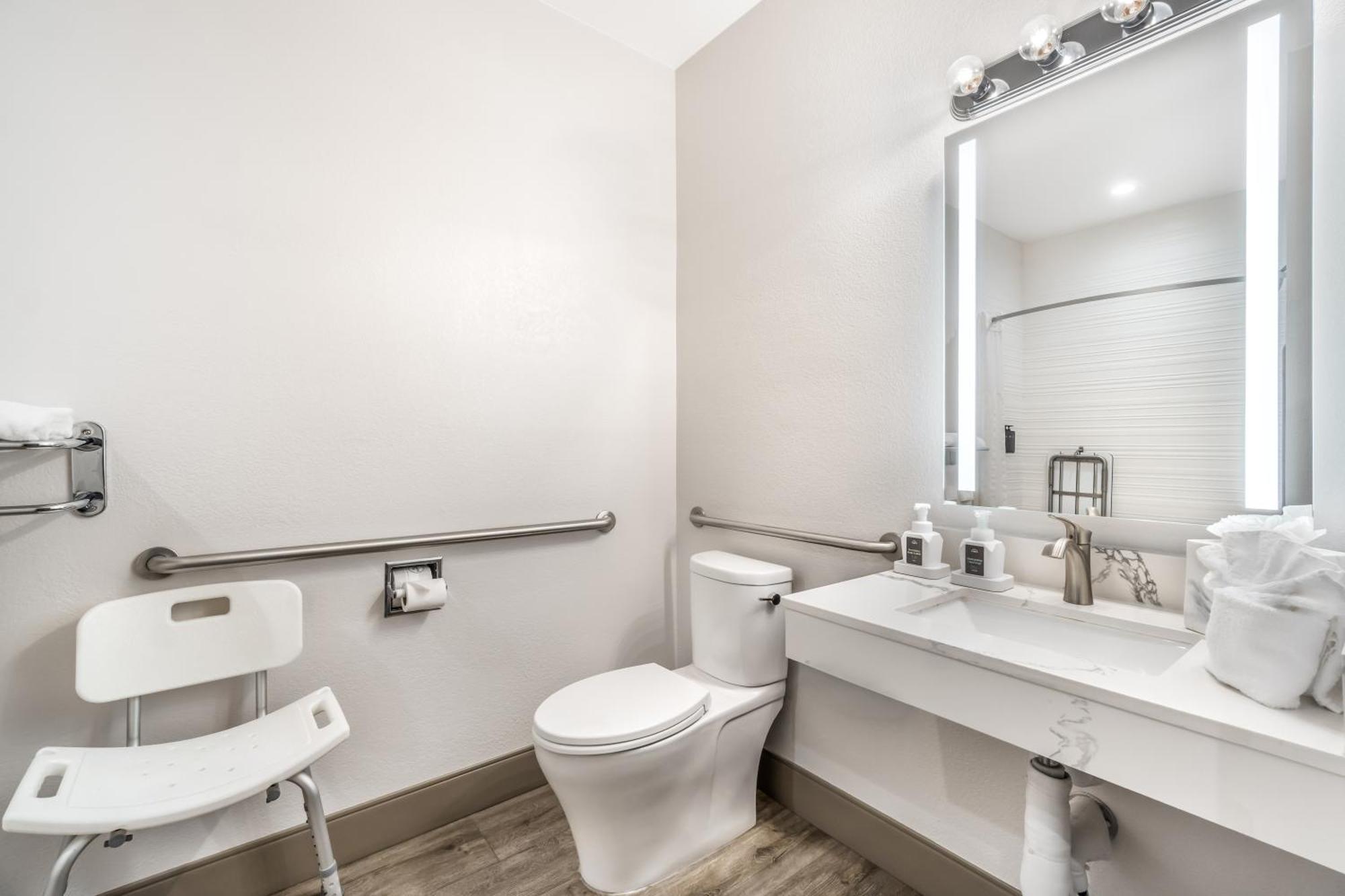 King Room Tub Disability Access or Non Smoking