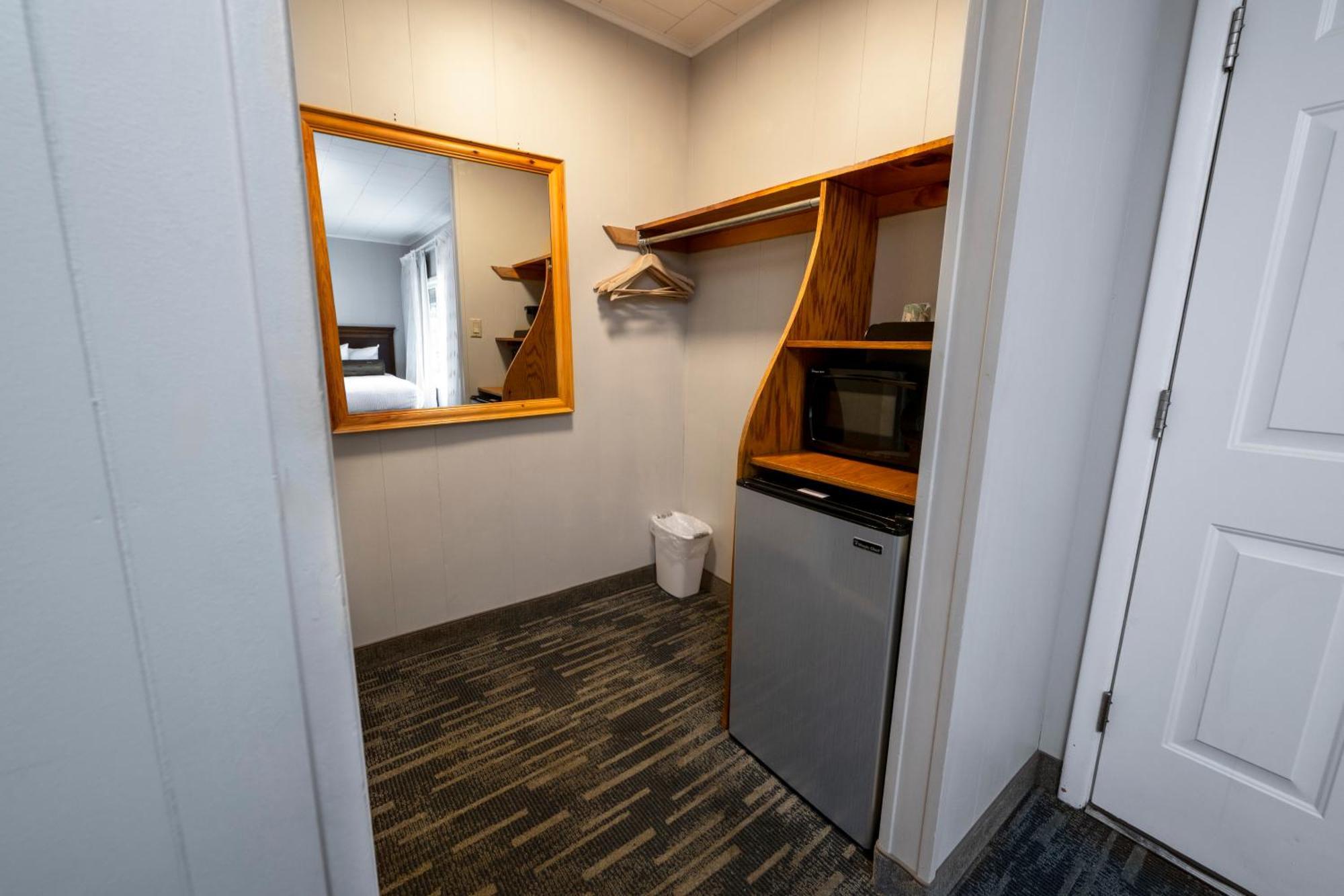 Center Room with Queen and Double Bed Front of the Building