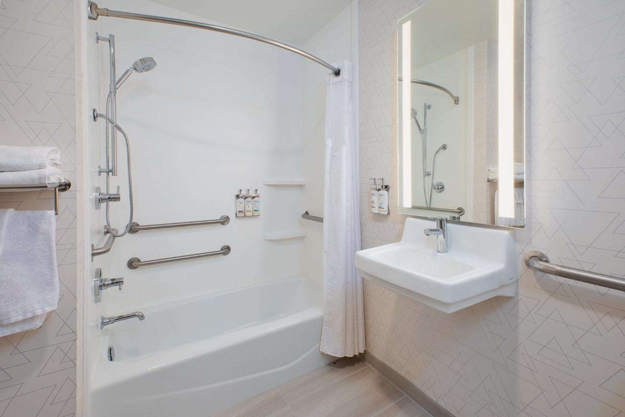 King Suite Hearing Accessible Tub Non-Smoking