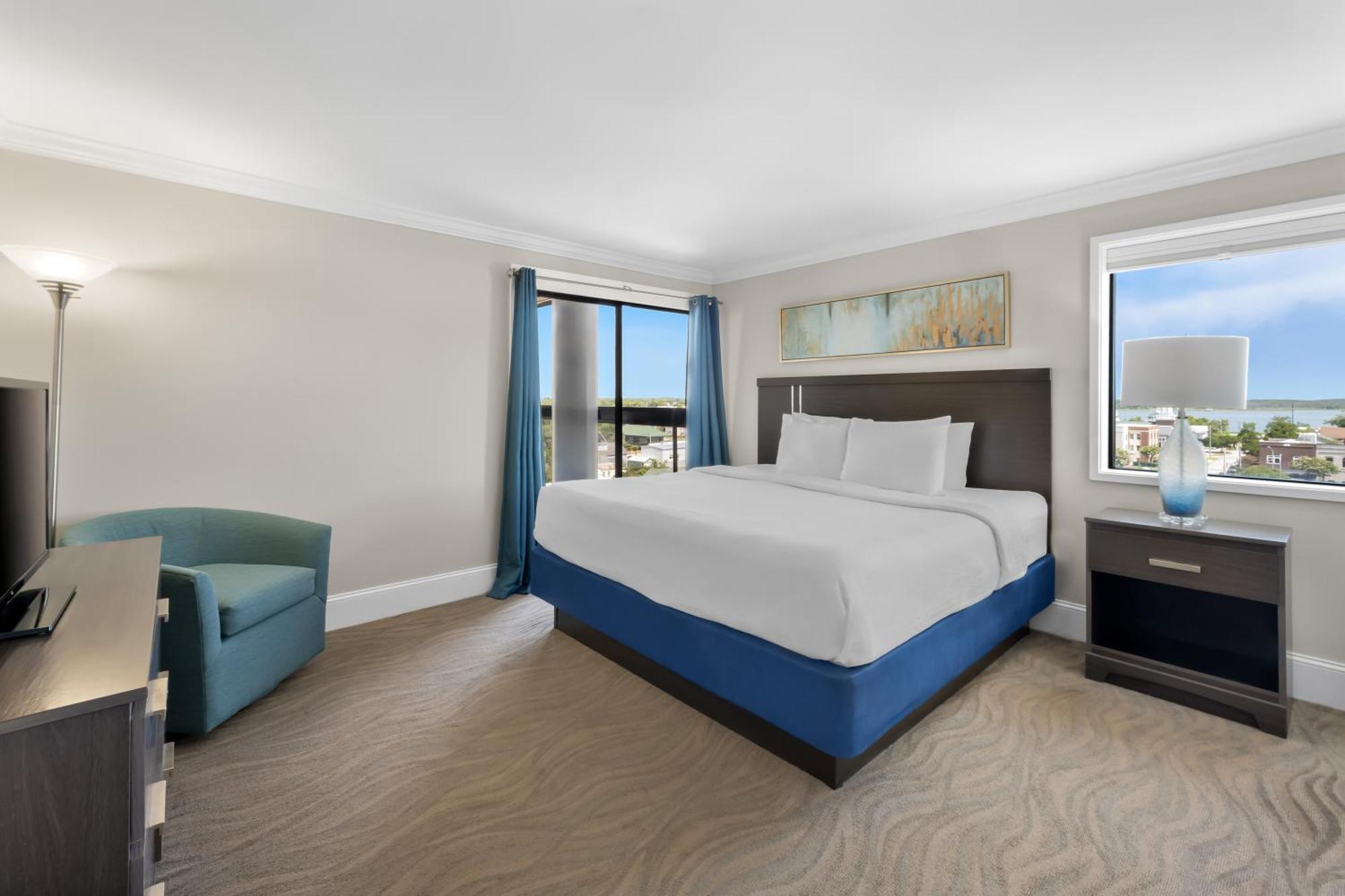 1 Queen Bed Suite City View