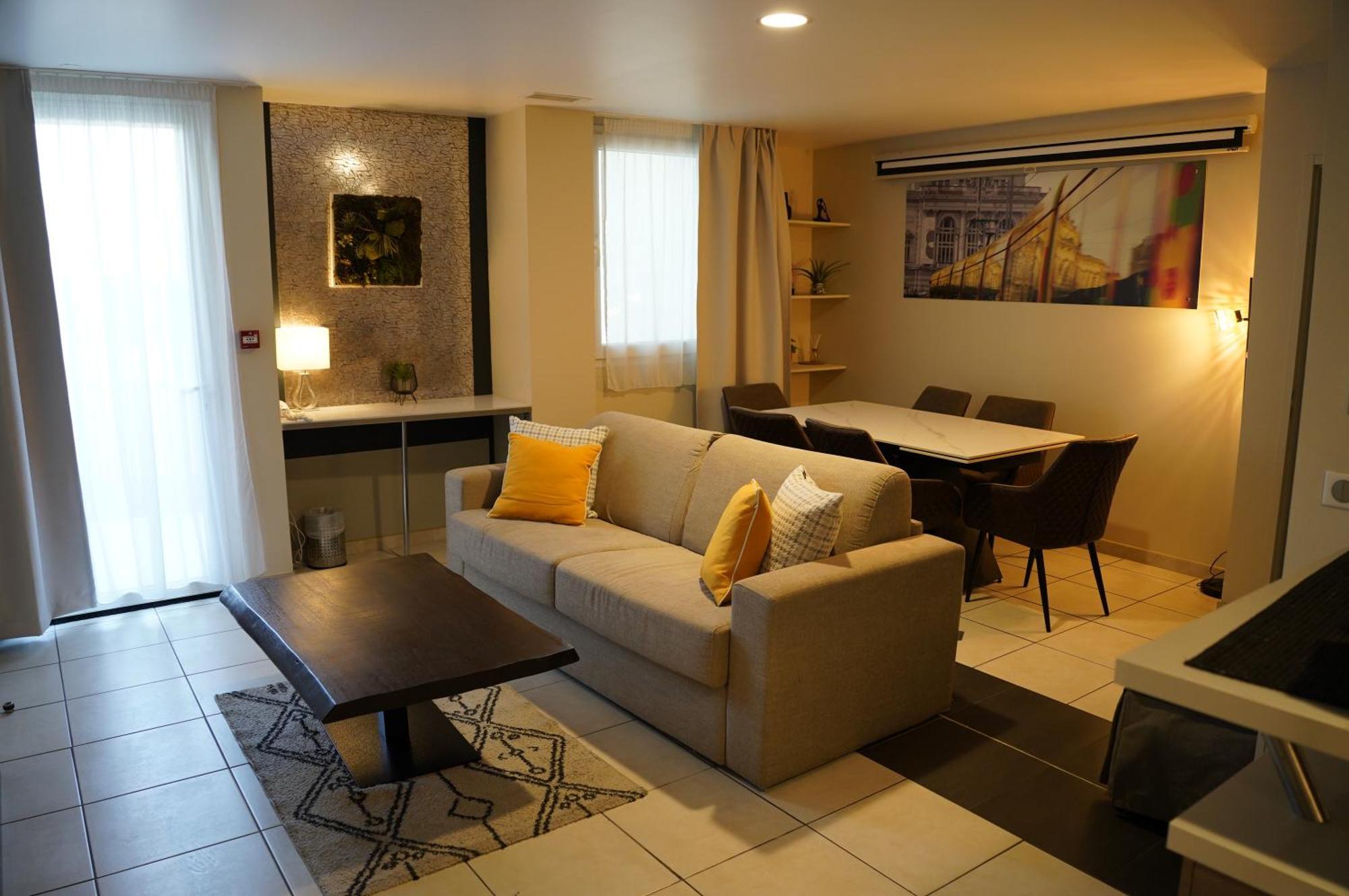 King Apartment Two Sofa Beds Kitchen Bath Tub Private Terrace Non-Smoking