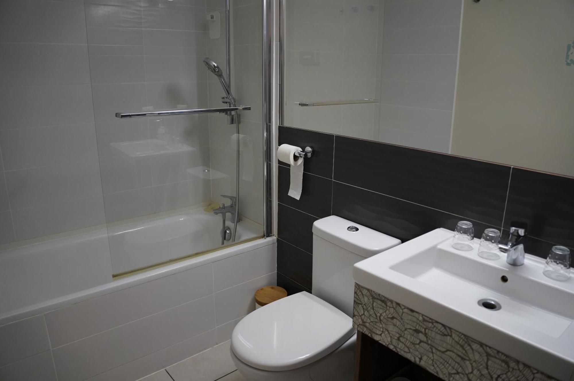 King Apartment Two Sofa Beds Kitchen Bath Tub Private Terrace Non-Smoking