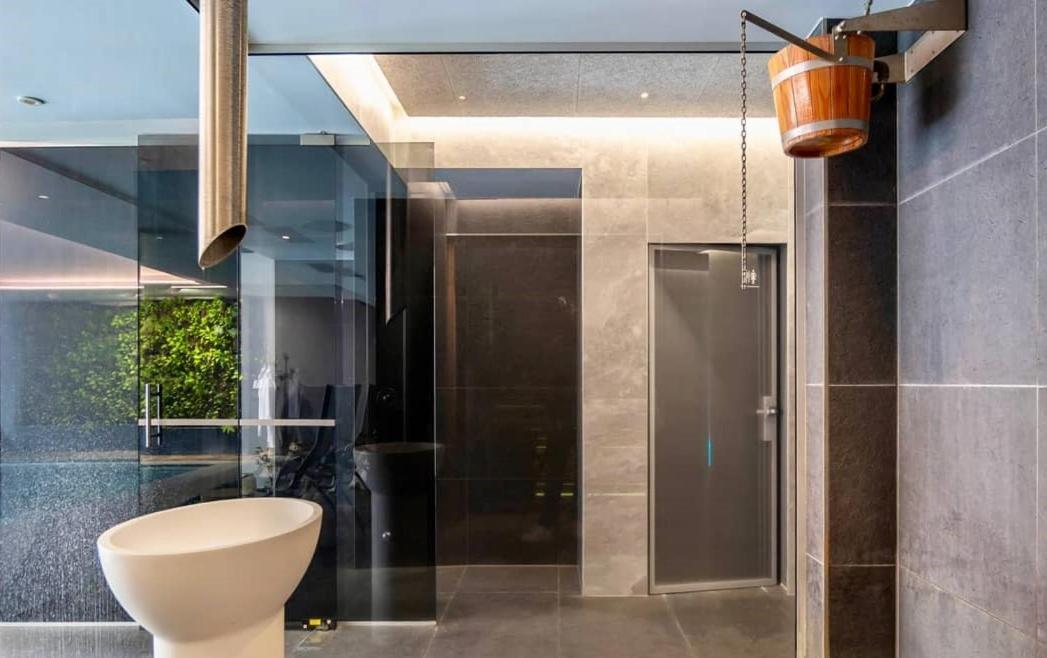 Deluxe Double Room Shower Castle View Wellness