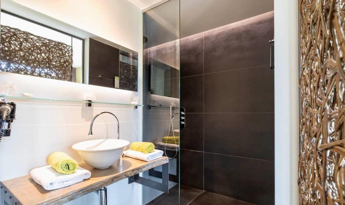Deluxe Double Room Shower Castle View Wellness