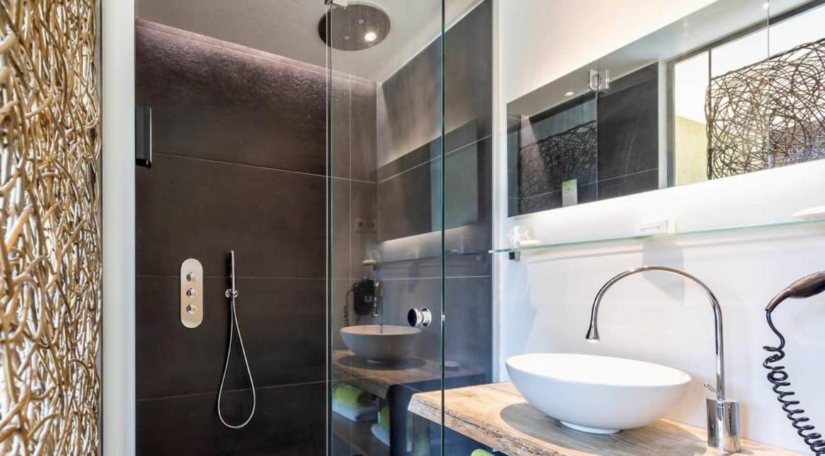 Deluxe Double Room Shower Castle View Wellness
