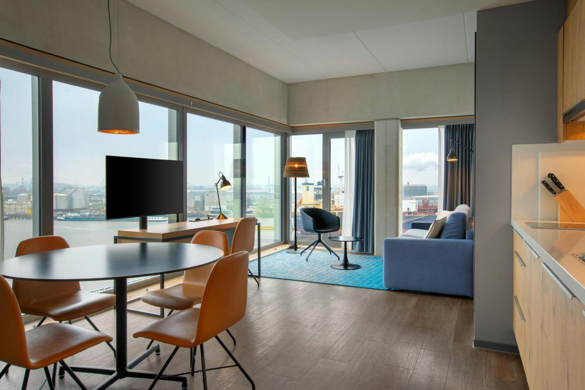 One-Bedroom Corner Queen Suite