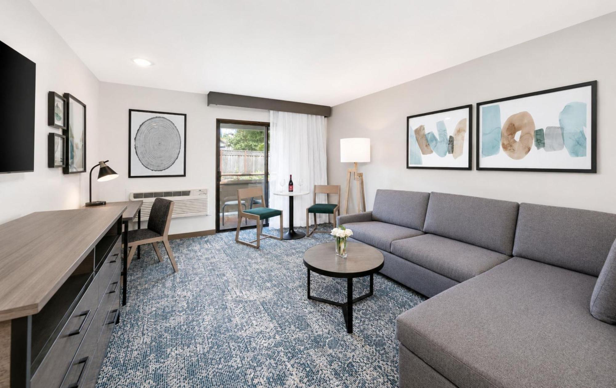 Deluxe One-Bedroom King Suite
