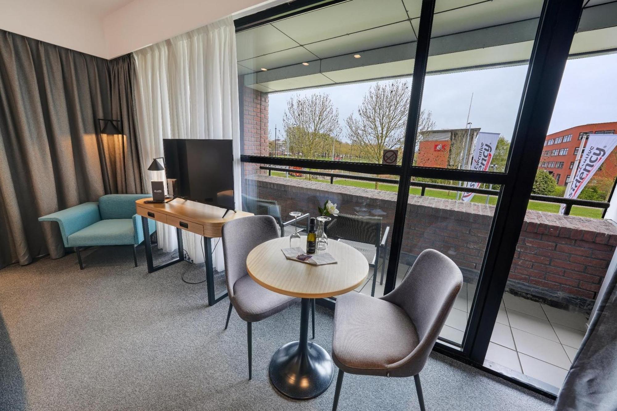 Deluxe King Room Kitchenette Balcony