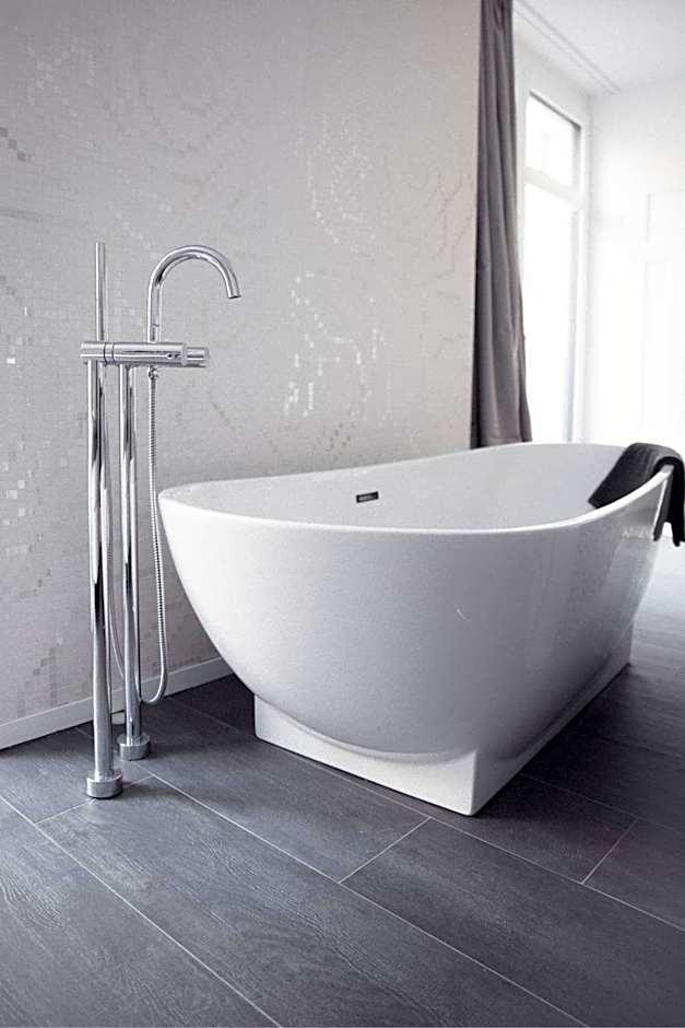 Deluxe Double Room Bath