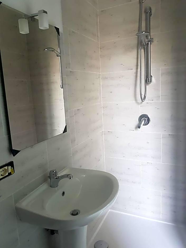 Double or Twin Room Private Bathroom