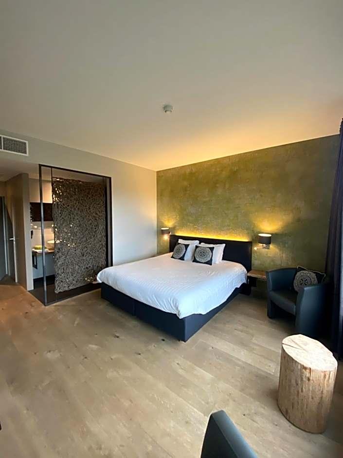 Deluxe Double Room Shower Castle View Wellness