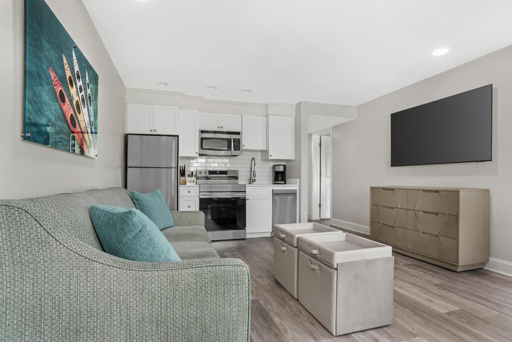 One-Bedroom Queen Suite Golf View