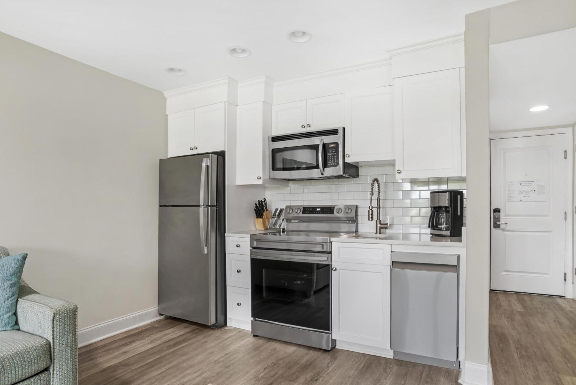 One-Bedroom Queen Suite Golf View