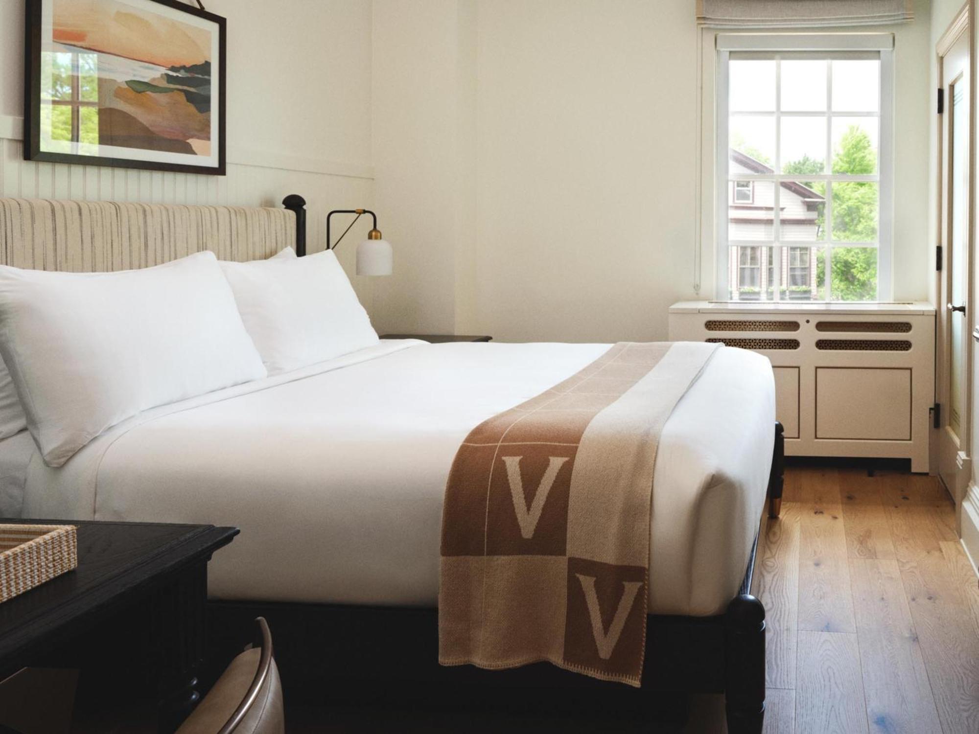 European Manor Queen Guestroom