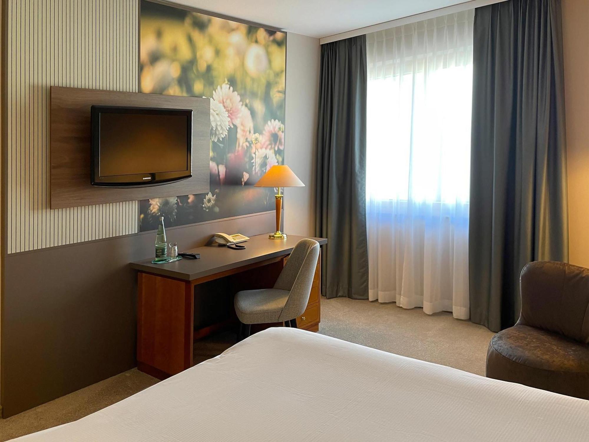 Standard Single Room Queen Bed