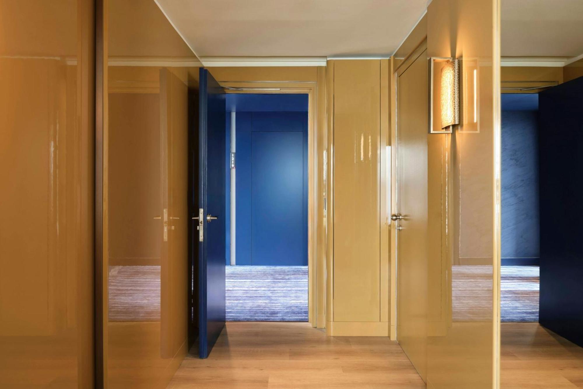 One-Bedroom Corner King Suite Seafront View