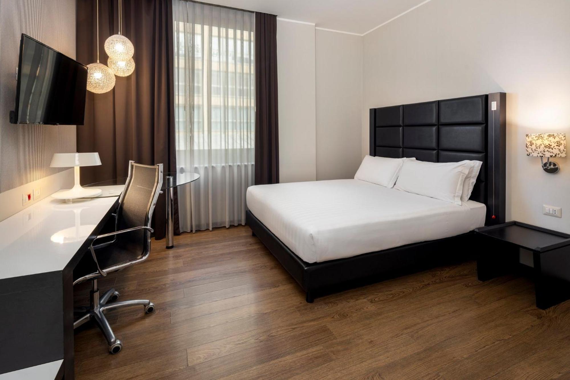 Standard Queen Room Accessible