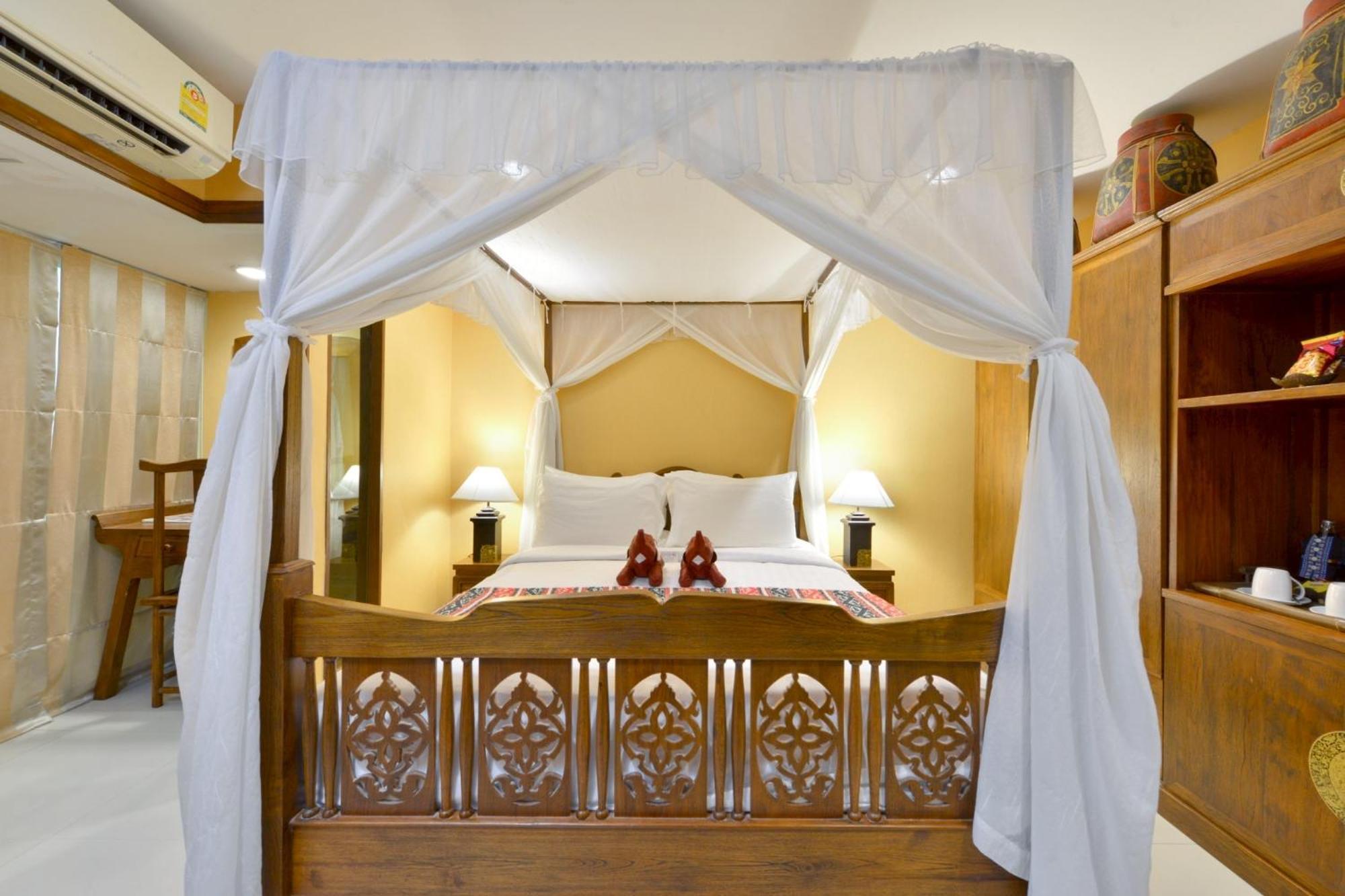 Superior Queen Room Round-Trip Airport Transfer