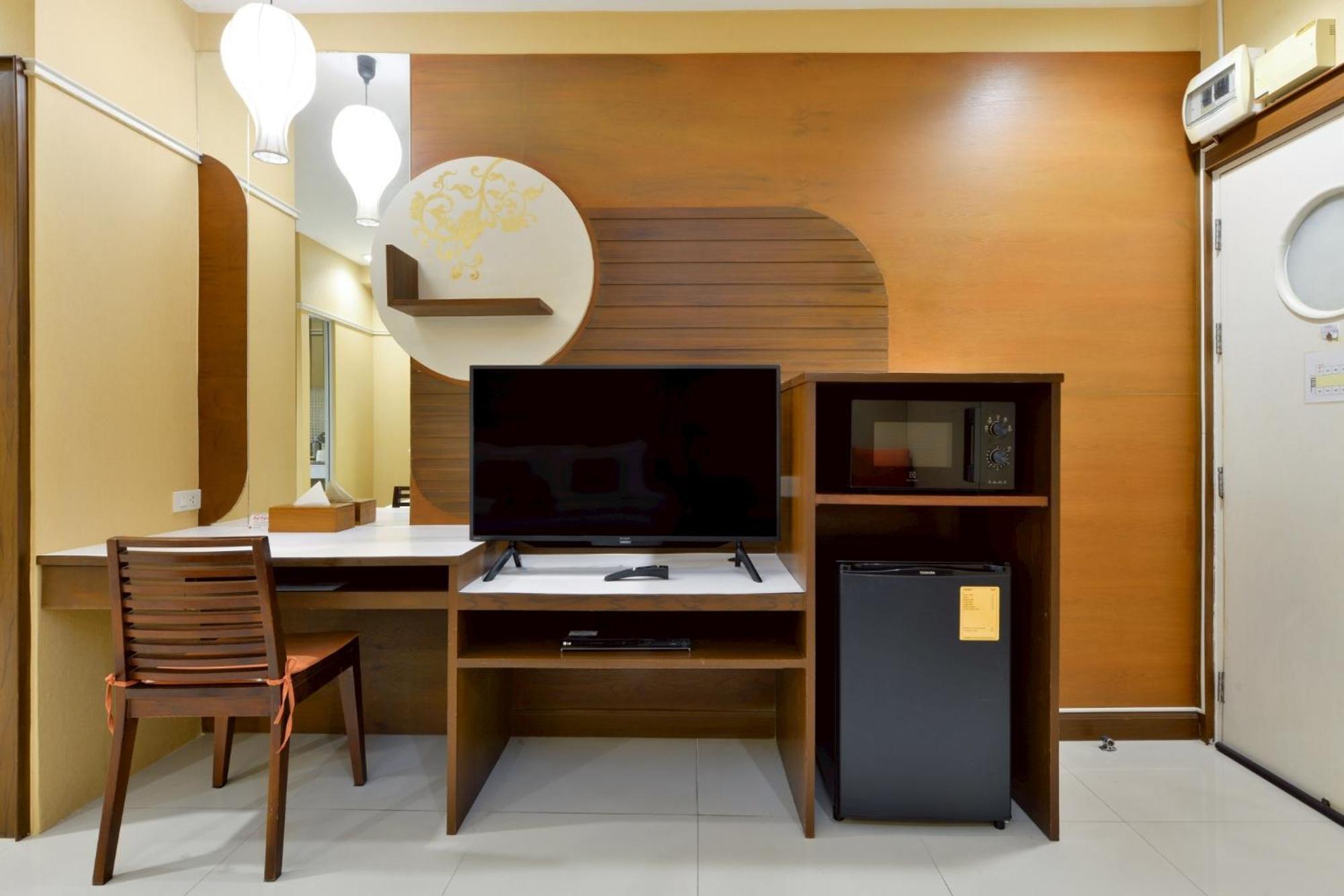 Deluxe Double Room Round-Trip Airport Transfer