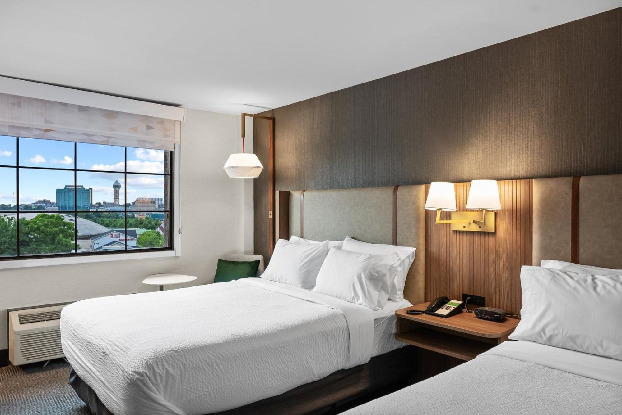 Premium Two Queen Canadian Skyline View