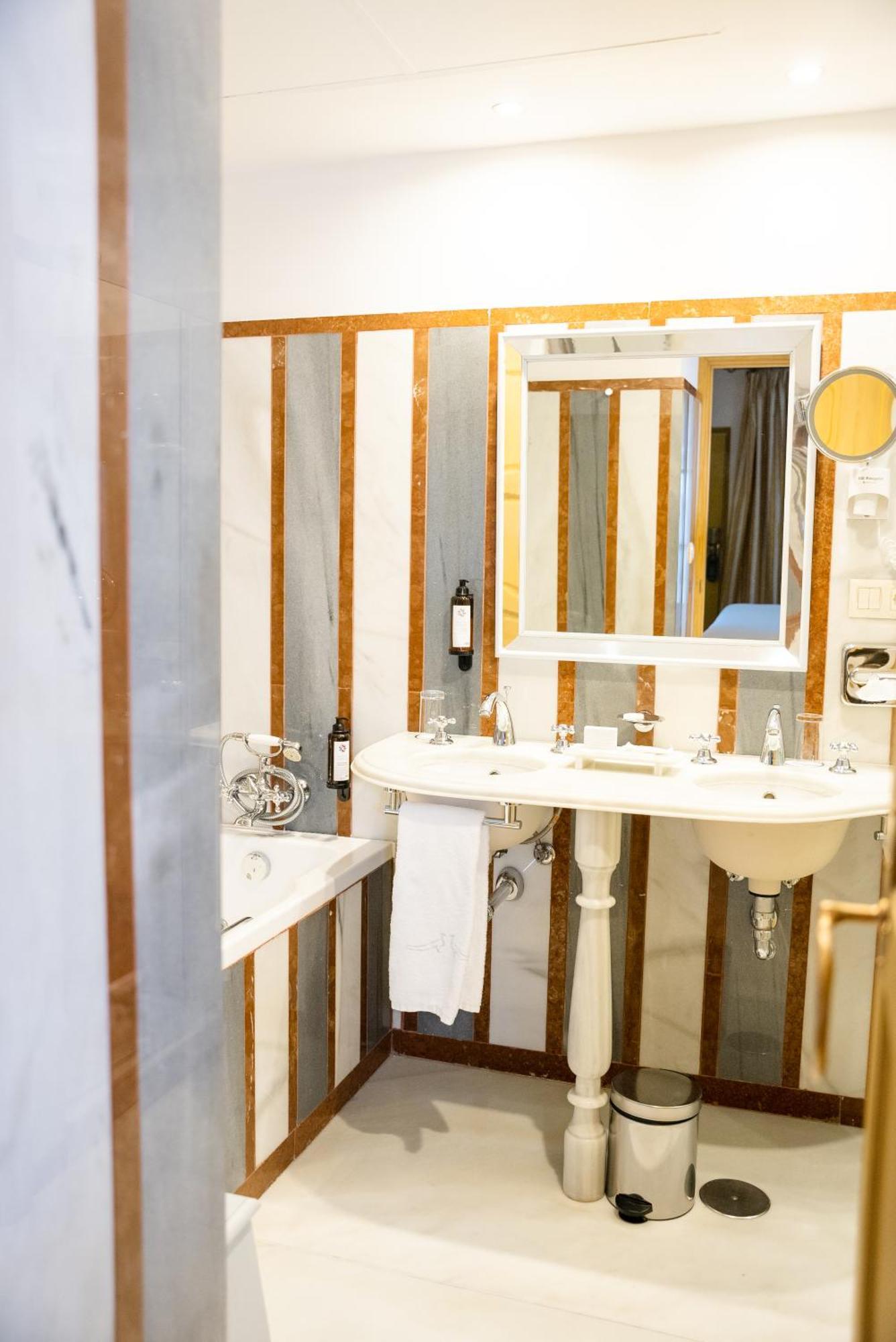 Classic Double or Twin Spa Bath