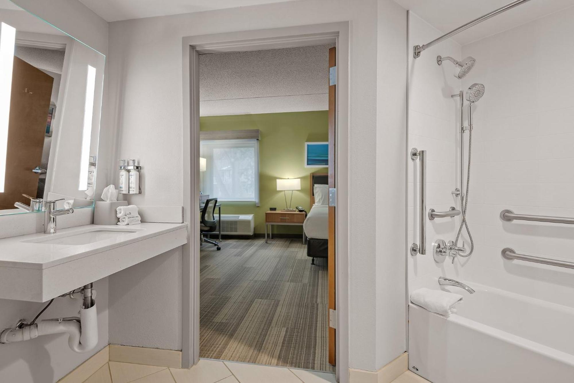 Queen Room Single Sofa Bed Tub Mobility Accessible