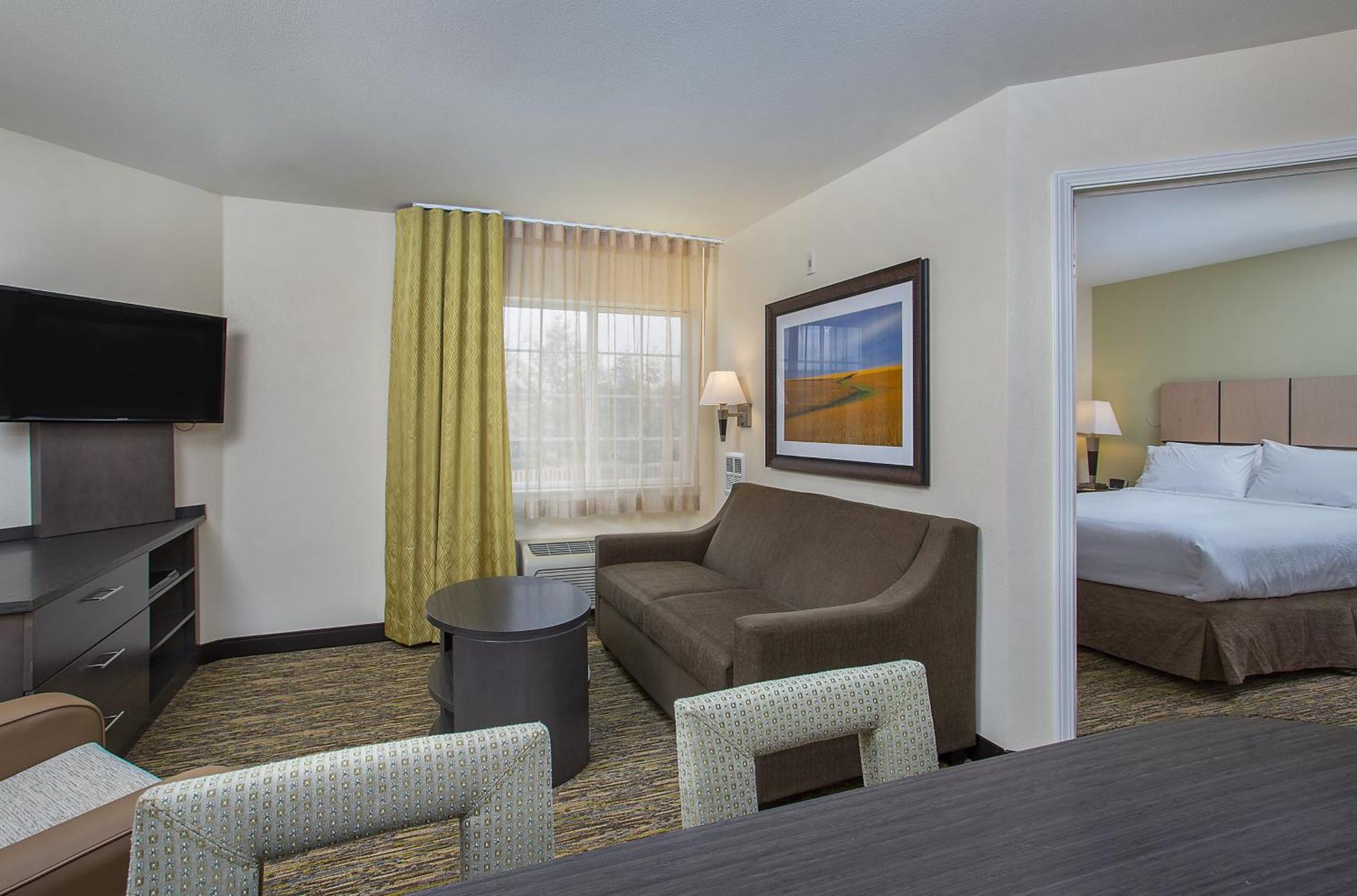One-Bedroom Queen Suite