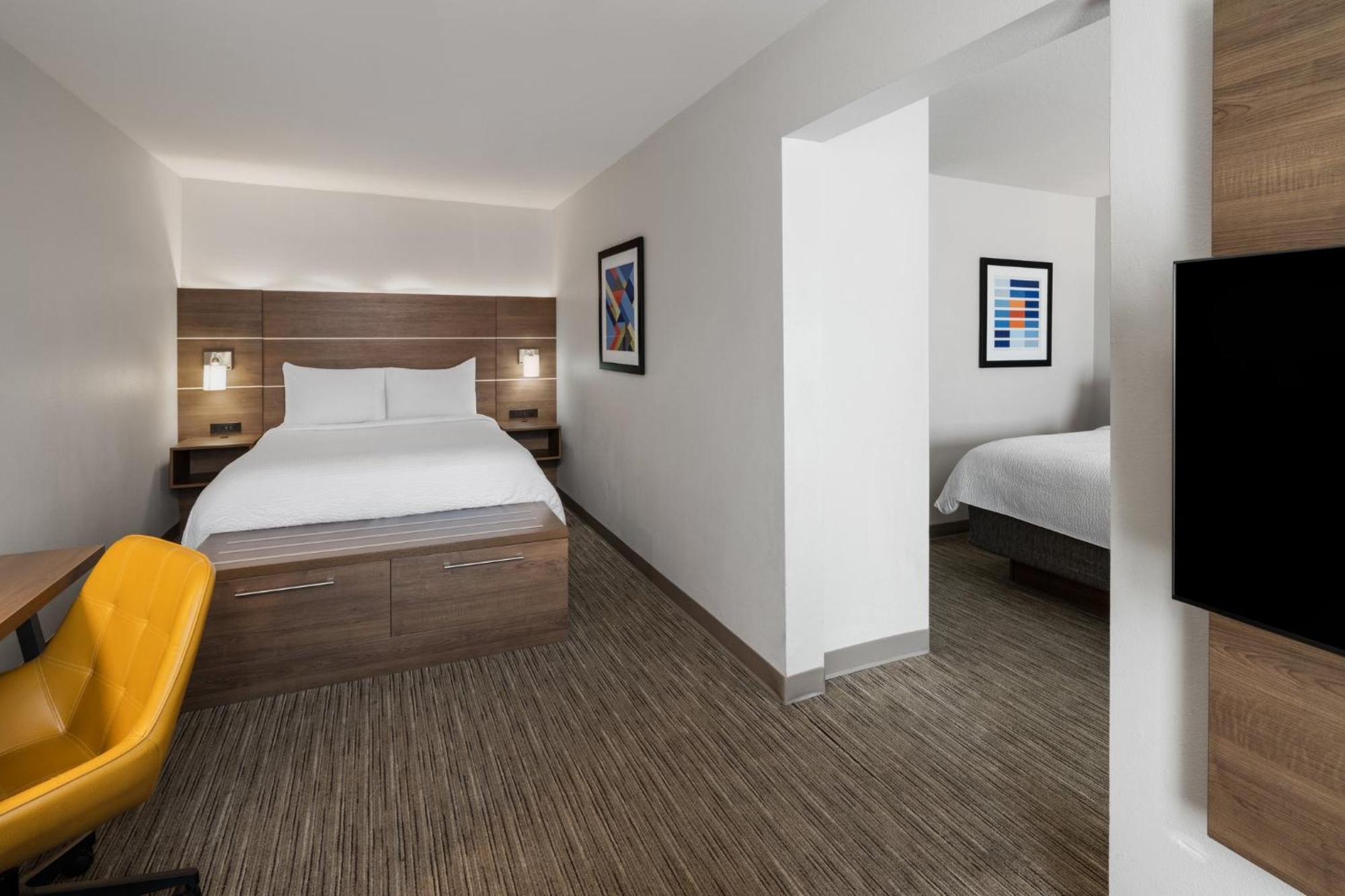 Two-Bedroom Suite Three Queen Beds
