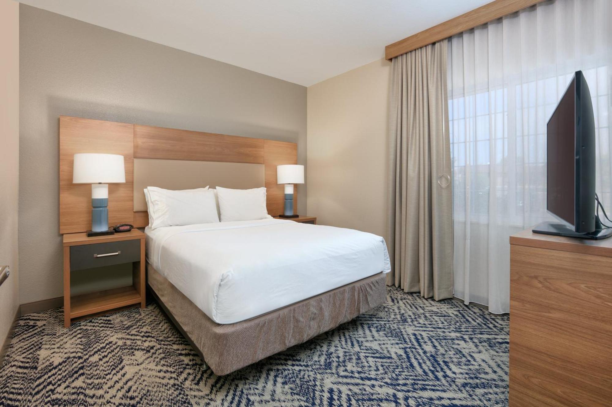 One-Bedroom Queen Suite