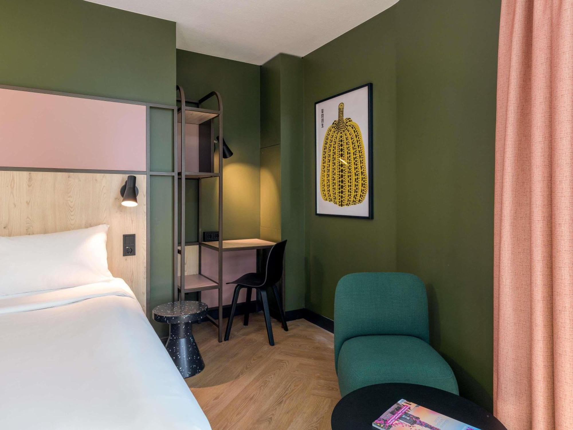 Standard Room 1 Queen Bed