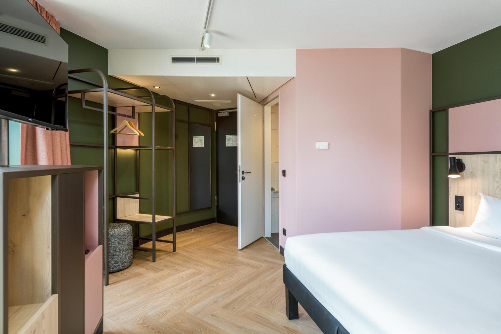 Standard Room 1 Queen Bed