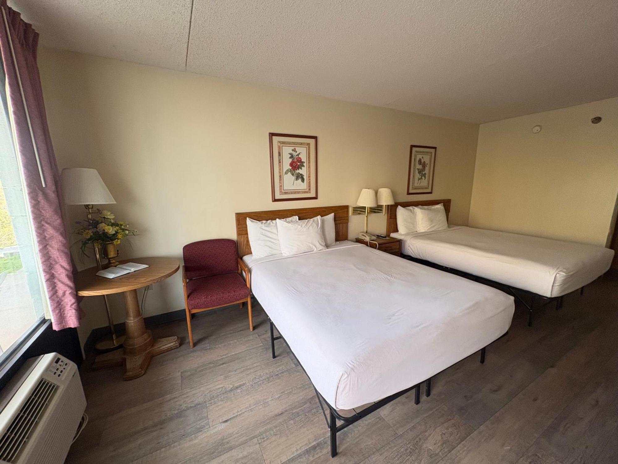 Queen Room Two Queen Beds Pet-friendly