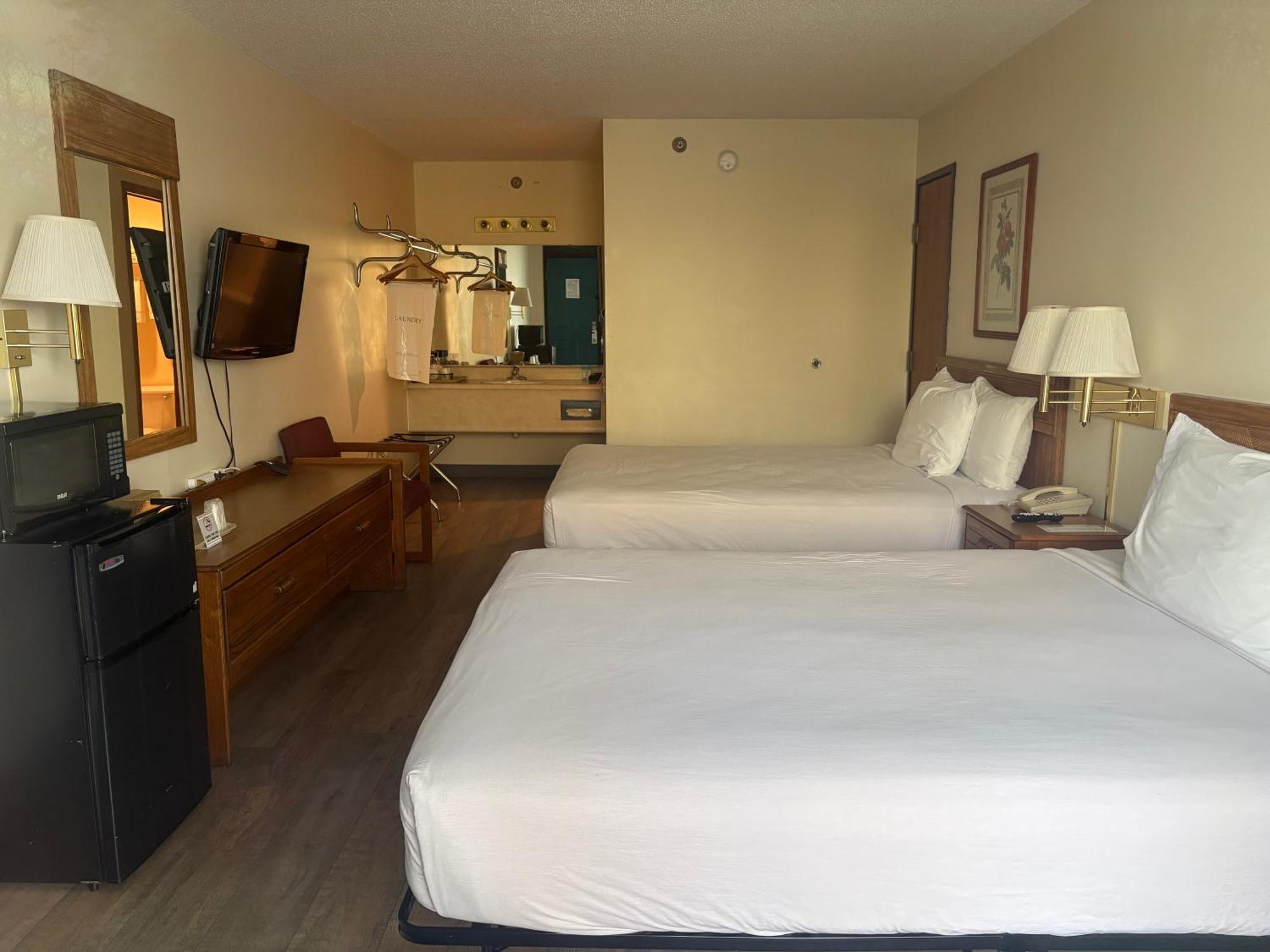 Queen Room Two Queen Beds Pet-friendly