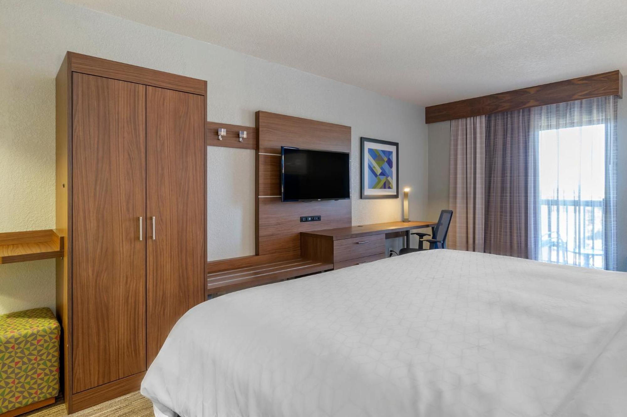 Standard Zimmer mit Kingsize-Bett und Balkon