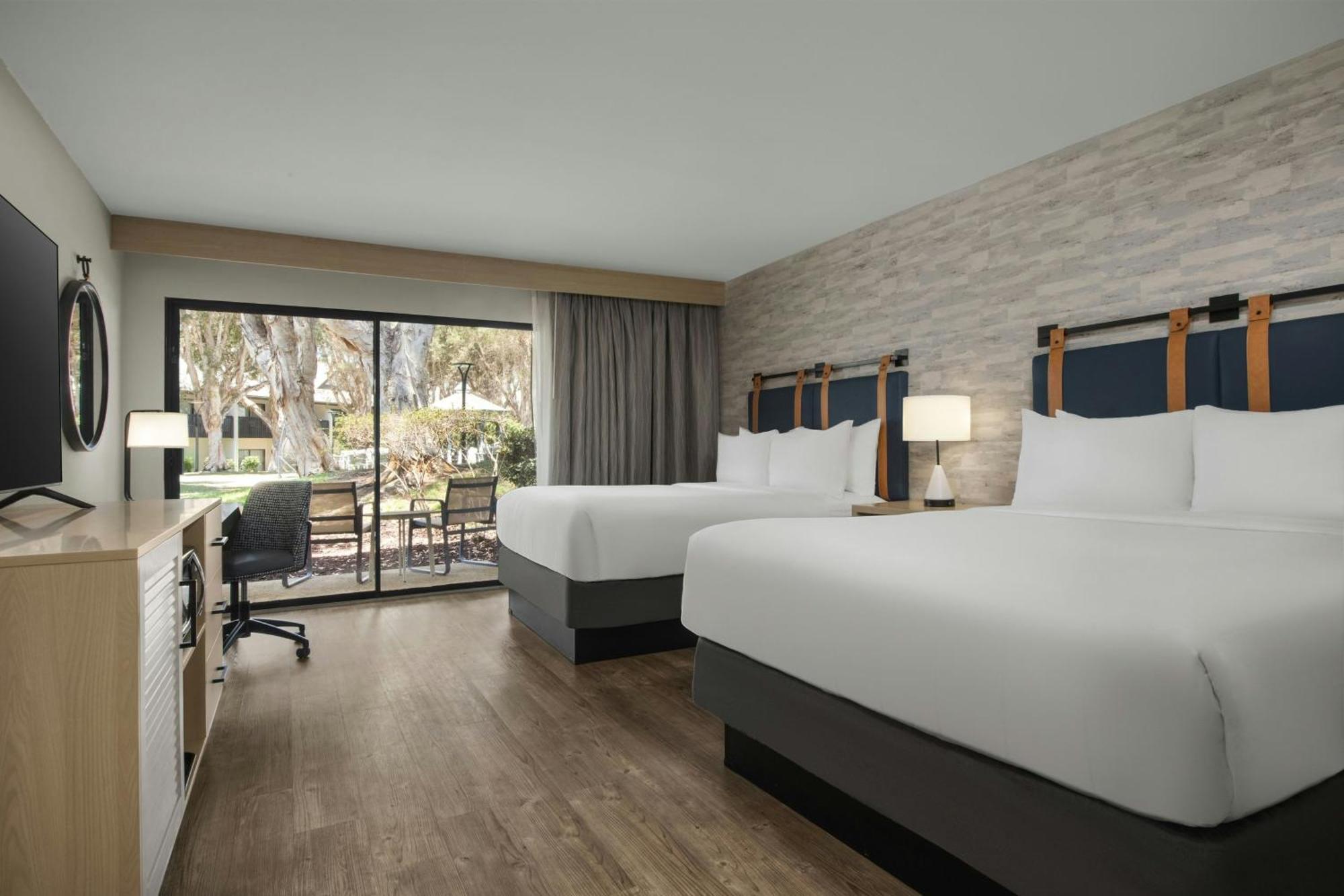 Queen Room Two Queen Beds Courtyard View