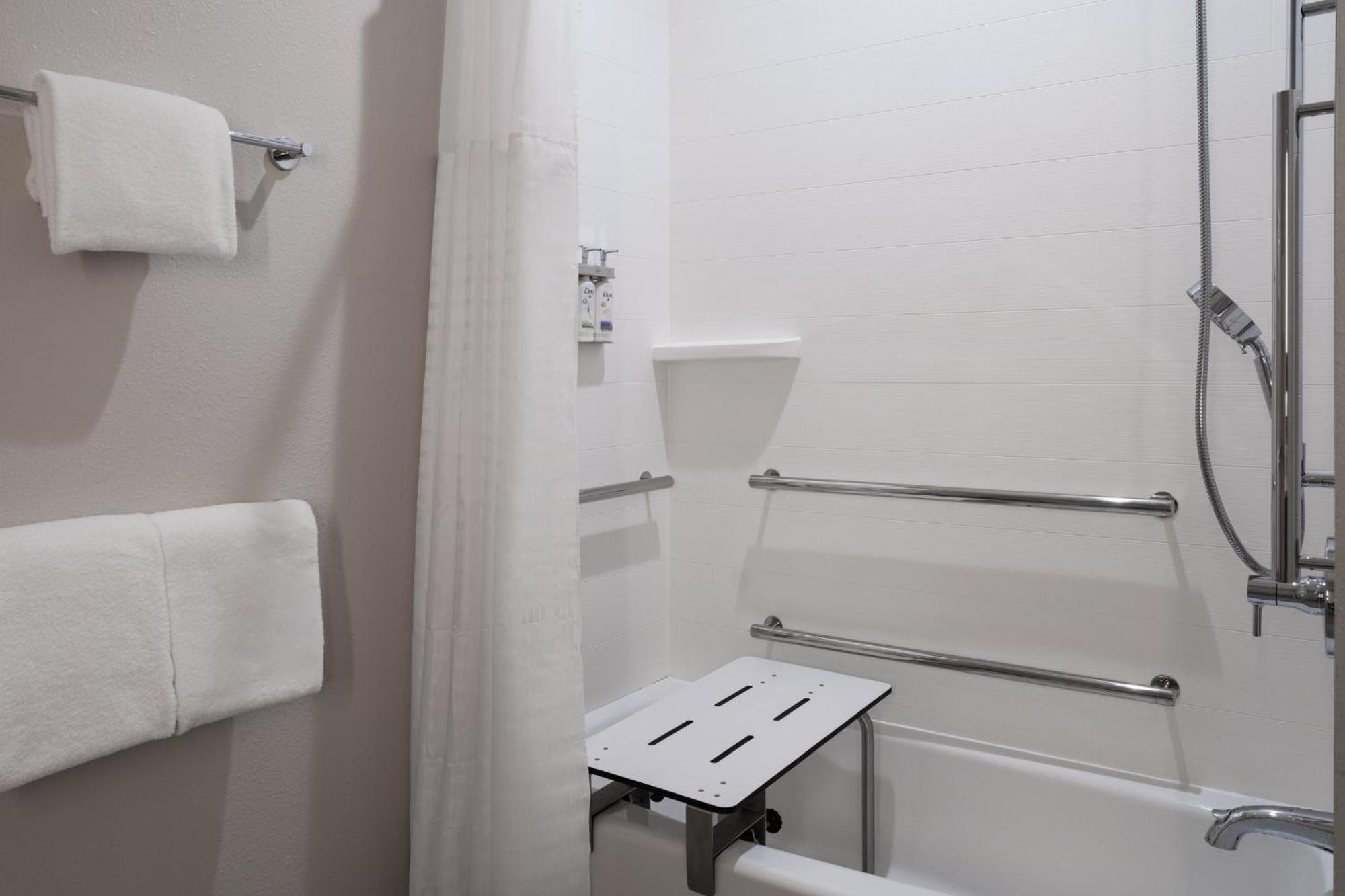 Standard Queen Room Two Queen Beds Mobility Accessible Tub