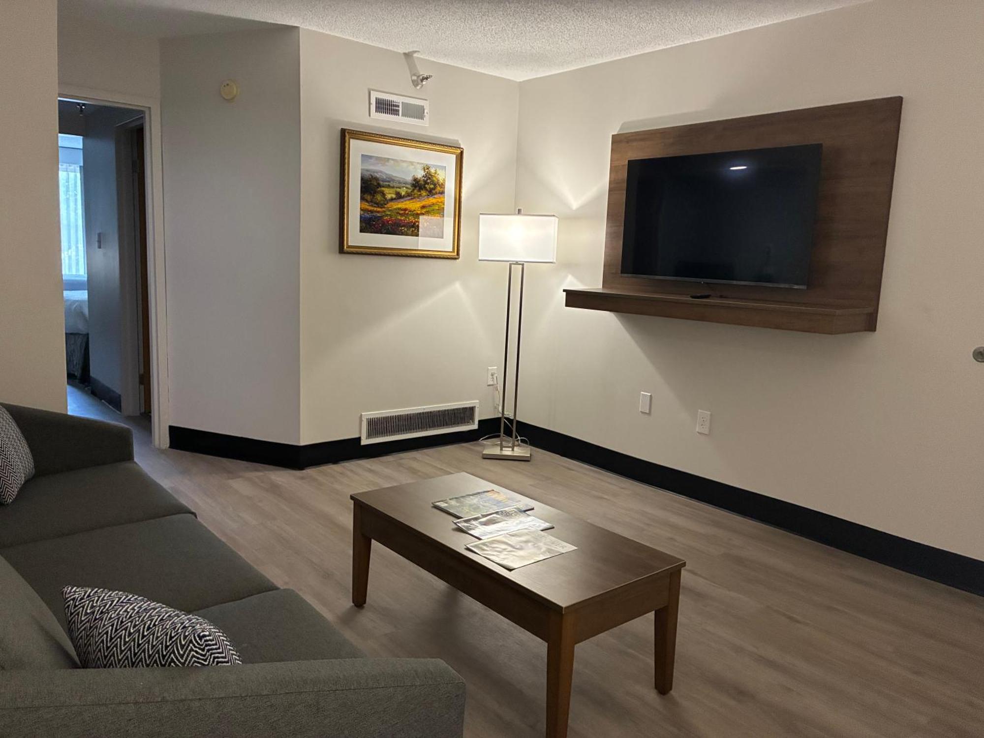 Deluxe King Suite