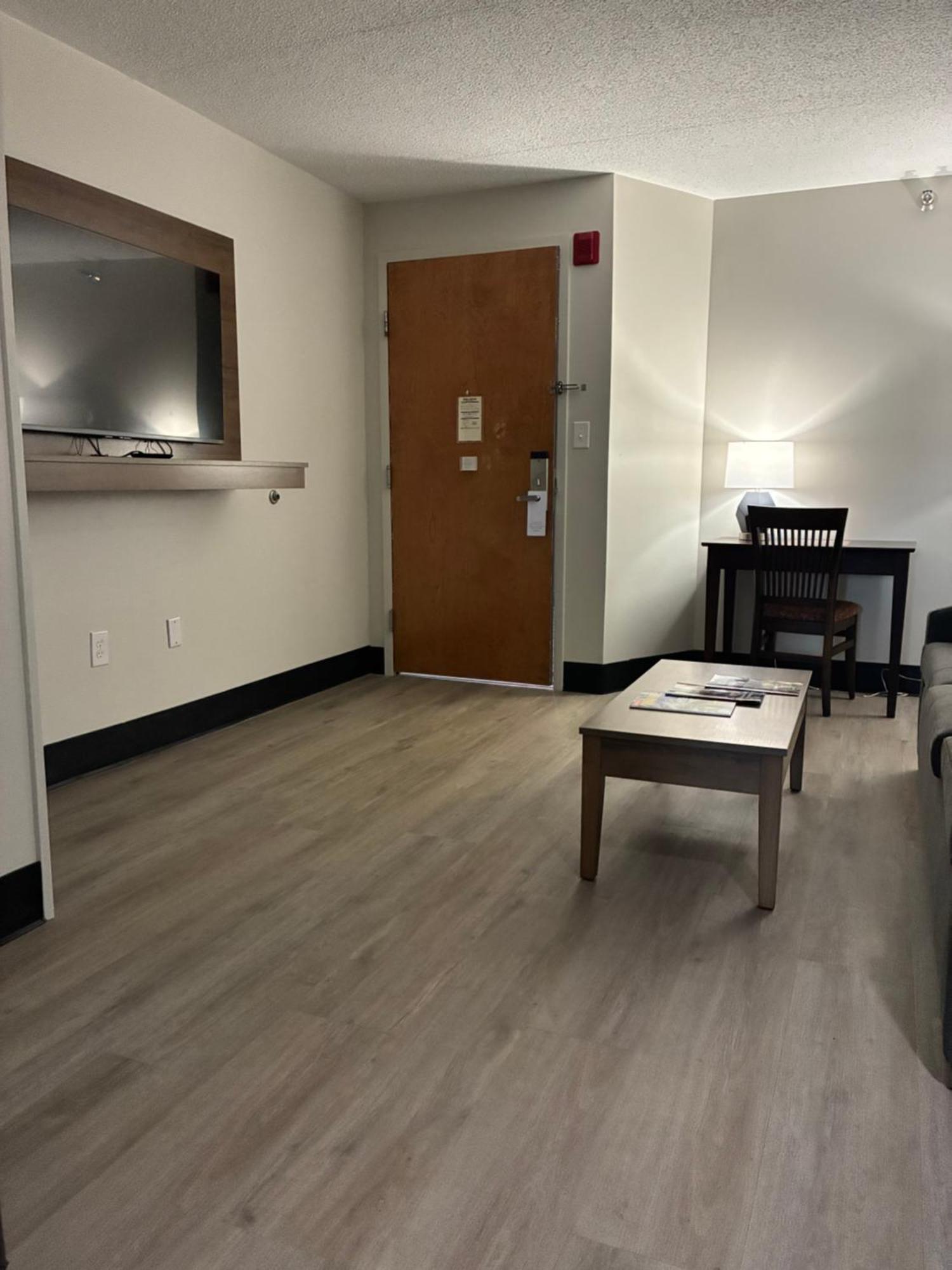 Deluxe King Suite