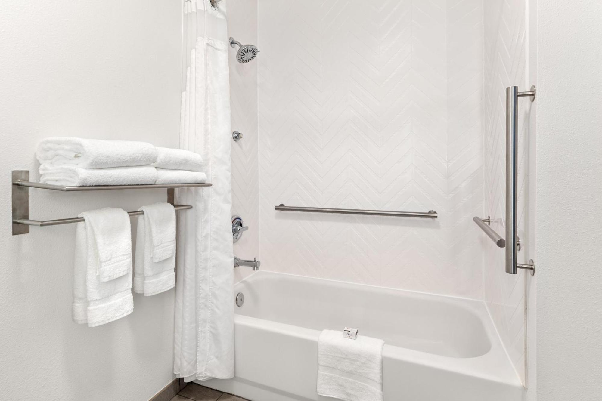 King Room Hearing Accessible Tub Non-Smoking