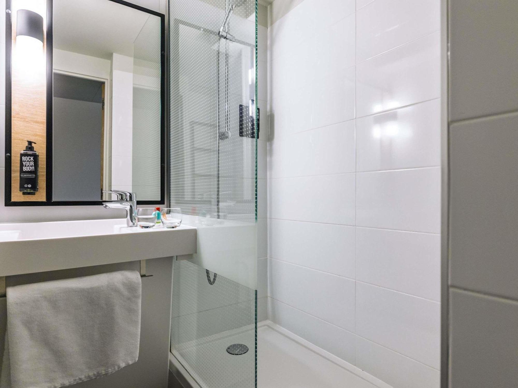 Room Twin Beds