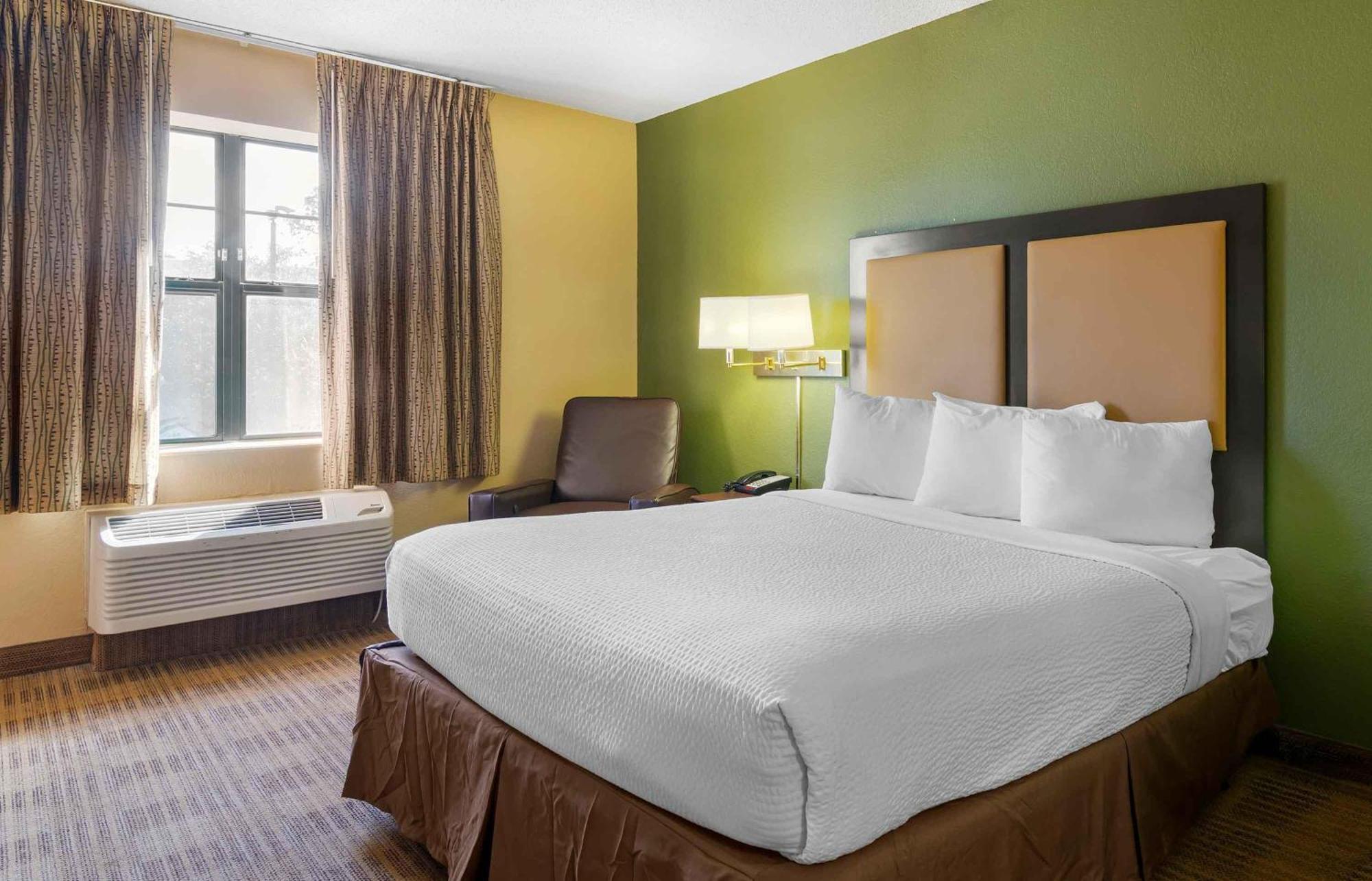 Queen studio 1 Queen Bed Disability Access or Non-Smoking