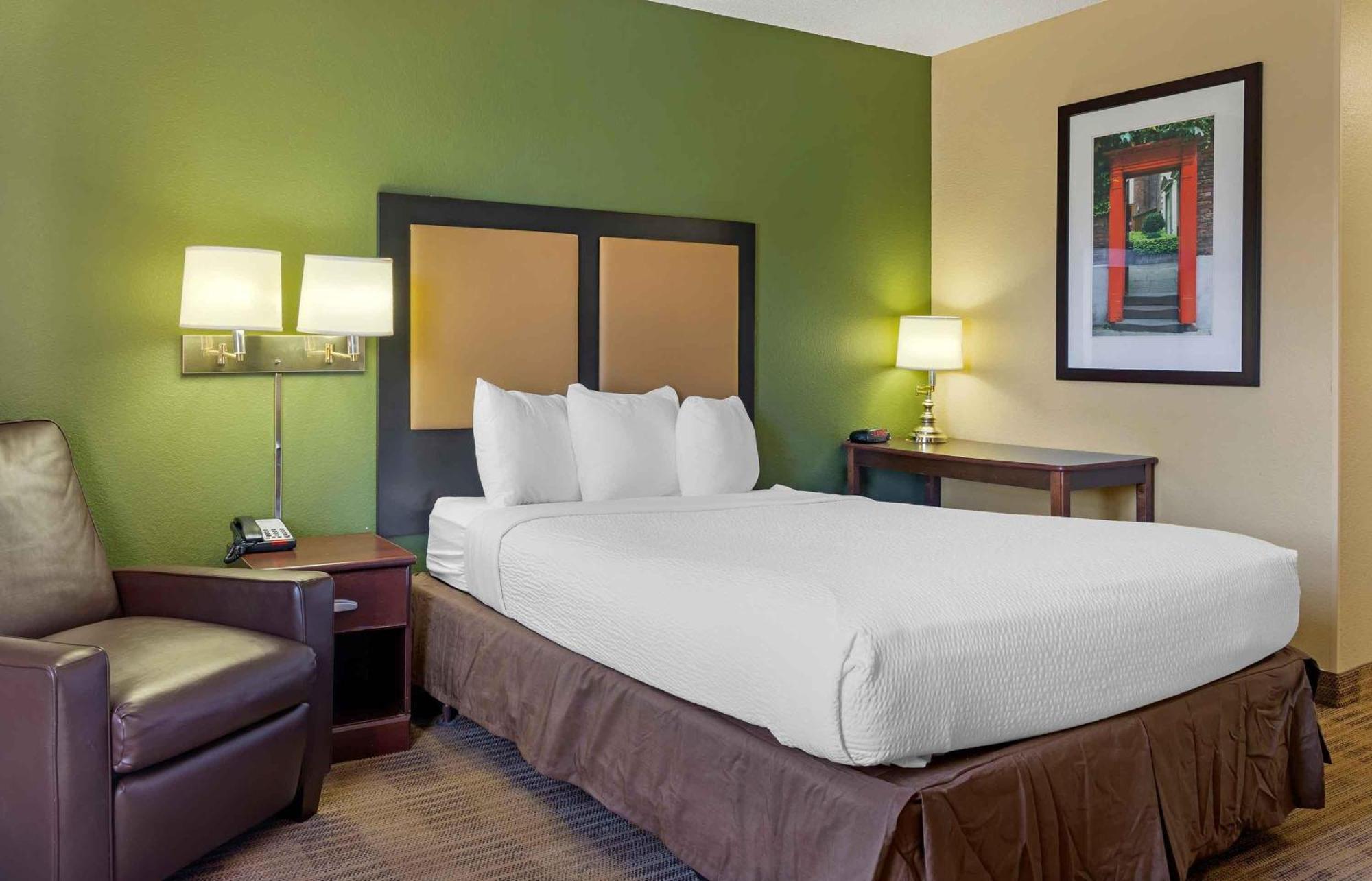 Queen studio 1 Queen Bed Disability Access or Non-Smoking