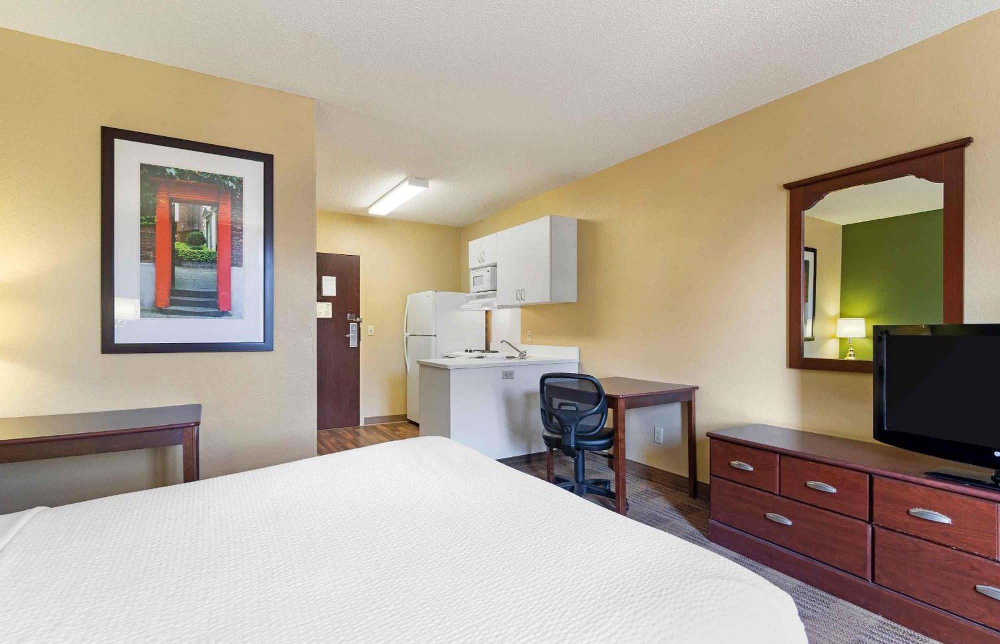 Queen studio 1 Queen Bed Disability Access or Non-Smoking