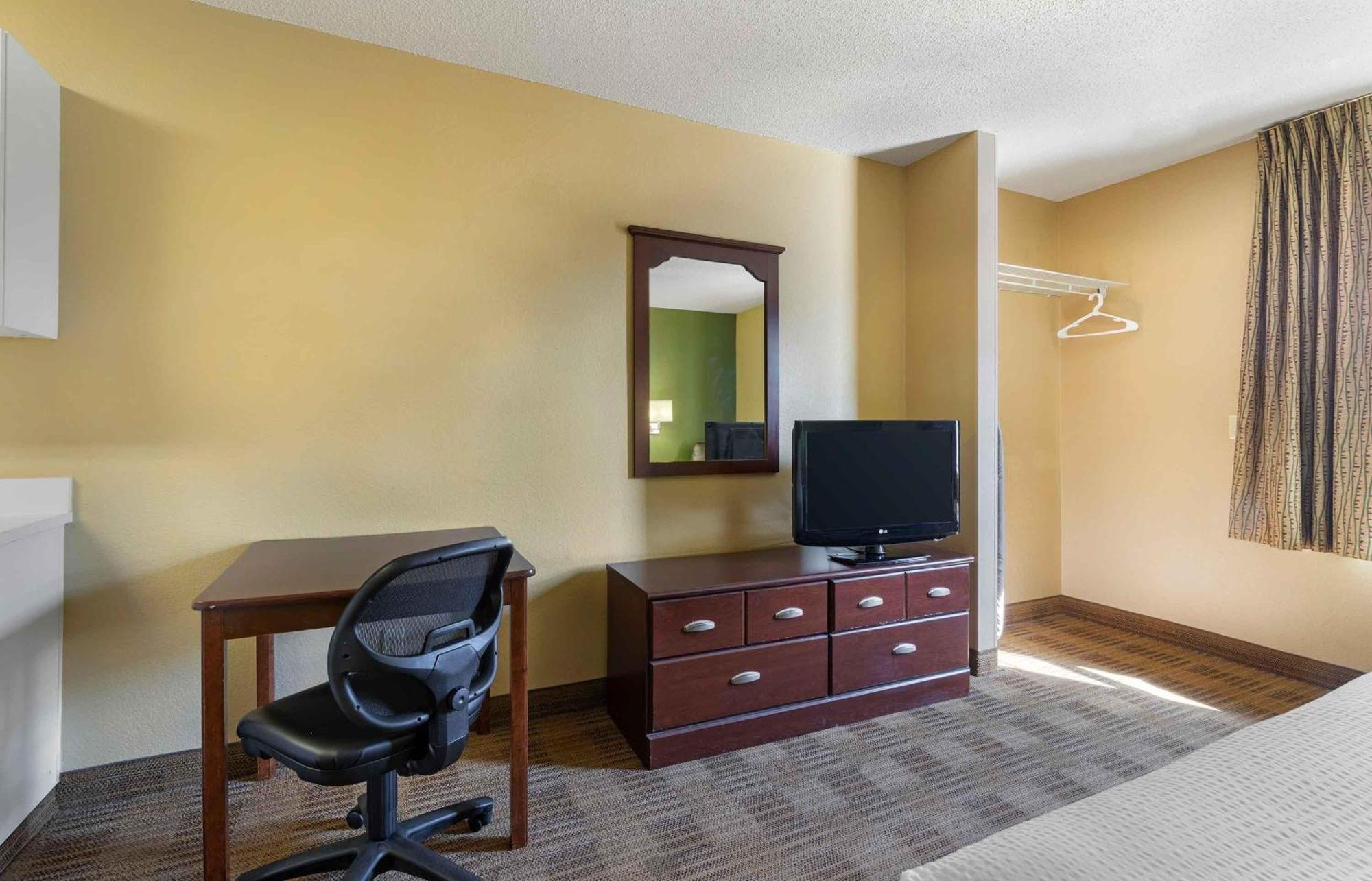 Queen studio 1 Queen Bed Disability Access or Non-Smoking